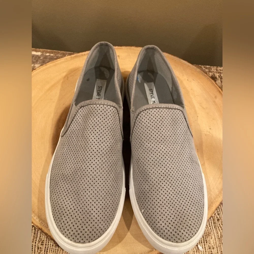 Steve Madden Women’s Zarayy Slip On Sneakers‎ Shoes Gray White Low Top Size 7.5